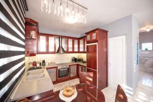 Kuchyňa alebo kuchynka v ubytovaní Dana's Luxury Maisonette