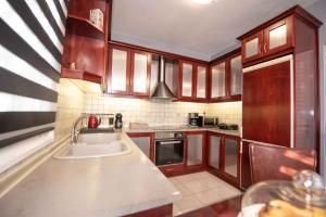 Kuchyňa alebo kuchynka v ubytovaní Dana's Luxury Maisonette