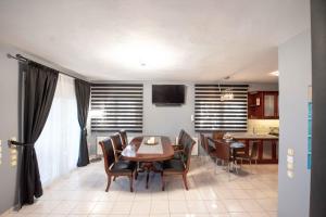 Televízia a/alebo spoločenská miestnosť v ubytovaní Dana's Luxury Maisonette