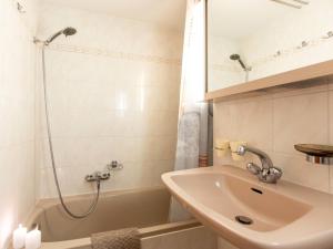 un bagno con lavandino, vasca e doccia di Apartment Les Dryades 6 by Interhome a Villars-sur-Ollon