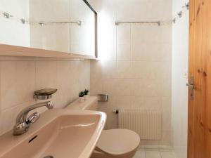 un bagno bianco con un water e un lavandino di Apartment Les Dryades 6 by Interhome a Villars-sur-Ollon