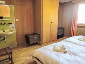 Ένα ή περισσότερα κρεβάτια σε δωμάτιο στο Chalet L'Etape by Interhome