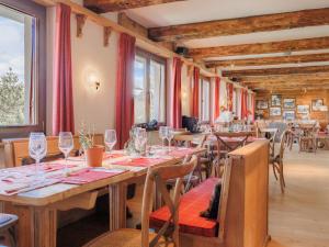 Restaurace v ubytování Chalet Victoria-2 by Interhome