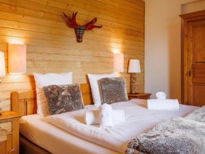 Postel nebo postele na pokoji v ubytování Chalet Victoria-2 by Interhome