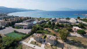 una vista aérea de un pueblo junto al agua en Sanctuary Beach Villas by "Elite", en Alikanas