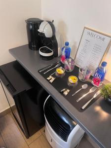 Kuchyň nebo kuchyňský kout v ubytování La Suite Hotel & Apartment, Hanau City Centre - Contactless Check-in