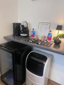 Kuchyň nebo kuchyňský kout v ubytování La Suite Hotel & Apartment, Hanau City Centre - Contactless Check-in