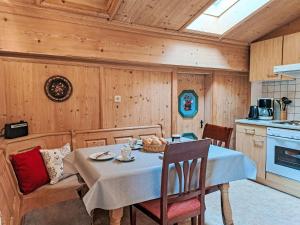 ヒパッハにあるApartment Trojer-1 by Interhomeのキッチンにテーブルと椅子があるダイニングルーム +12枚の写真
