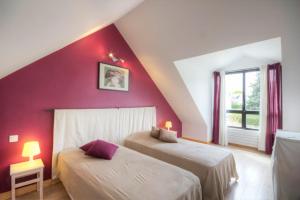 Postel nebo postele na pokoji v ubytování GITE ROSCLEDAN contemporain, 3 chambres idéalement situé