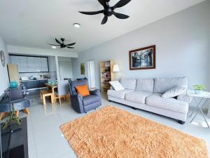 ein Wohnzimmer mit einer Couch und einem Deckenventilator in der Unterkunft PPAM Seruling Presint 5, Putrajaya 4BR with PICC and Garden View 