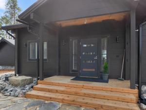 ein Haus mit einer Holzveranda und einer Tür in der Unterkunft Holiday Home Tervaranta by Interhome in Ähtäri