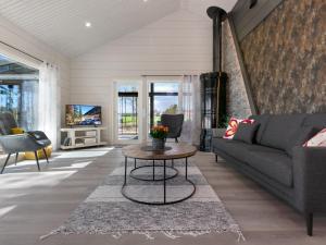 ein Wohnzimmer mit Sofa und Tisch in der Unterkunft Holiday Home Tervaranta by Interhome in Ähtäri
