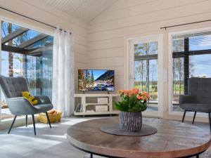 ein Wohnzimmer mit Tisch und Fernseher in der Unterkunft Holiday Home Tervaranta by Interhome in Ähtäri