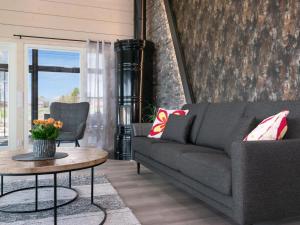 ein Wohnzimmer mit Sofa und Tisch in der Unterkunft Holiday Home Tervaranta by Interhome in Ähtäri