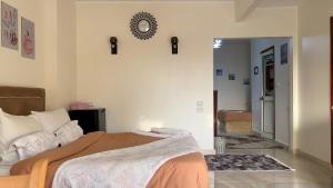 A bed or beds in a room at giza pyramids view