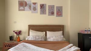 A bed or beds in a room at giza pyramids view
