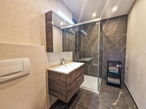 Ένα μπάνιο στο Apartment Dinkl by Interhome