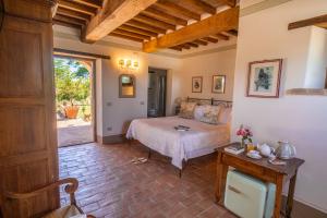特雷宽达Agriturismo Sole的带床和桌子的卧室