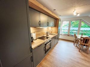 Dapur atau dapur kecil di Apartment Ferienhuus up Hütten by Interhome