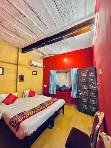 sypialnia z łóżkiem i czerwoną ścianą w obiekcie Hotel Amazing Jaisalmer w mieście Jaisalmer +37 zdjęć