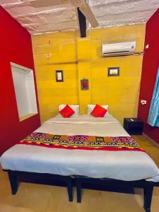 Łóżko lub łóżka w pokoju w obiekcie Hotel Amazing Jaisalmer