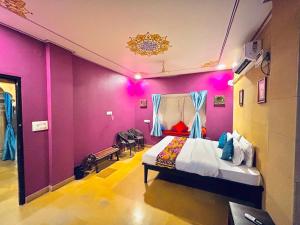Łóżko lub łóżka w pokoju w obiekcie Hotel Amazing Jaisalmer