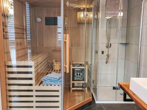 Koupelna v ubytování Holiday Home Waldkauz by Interhome