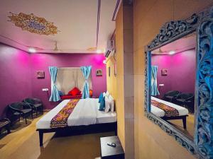 Łóżko lub łóżka w pokoju w obiekcie Hotel Amazing Jaisalmer