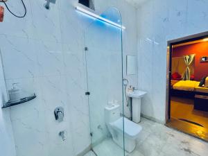 łazienka z prysznicem, toaletą i umywalką w obiekcie Hotel Amazing Jaisalmer w mieście Jaisalmer