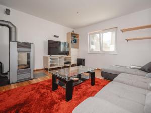 Μια τηλεόραση ή/και κέντρο ψυχαγωγίας στο Holiday Home Franz by Interhome