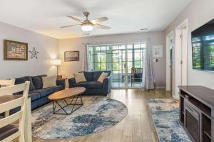 un salon avec un canapé et une table dans l'établissement Americondo -Sleeps 8 Only blocks from 76 Strip, à Branson