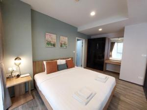 Ένα ή περισσότερα κρεβάτια σε δωμάτιο στο The Deck Patong