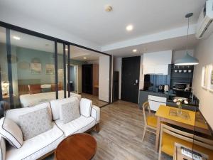 Η κουζίνα ή μικρή κουζίνα στο The Deck Patong +4 φωτογραφίες