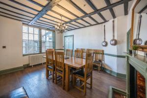 Un comedor con mesa y sillas de madera. en Wool Room, Merchant House, Ipswich, en Ipswich
