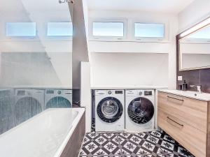 une buanderie avec une machine à laver et une baignoire dans l'établissement Apartment Charme et Confort by Interhome, à Vannes