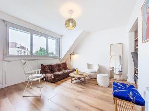 un salon avec un canapé et une chaise dans l'établissement Apartment Charme et Confort by Interhome, à Vannes