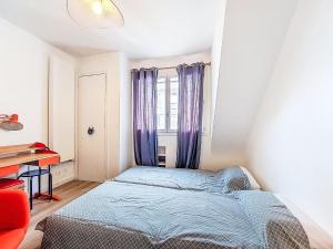 une chambre avec un lit, un bureau et une fenêtre dans l'établissement Apartment Charme et Confort by Interhome, à Vannes