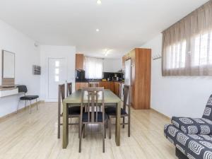 Kuchyň nebo kuchyňský kout v ubytování Apartment Brisa by Interhome