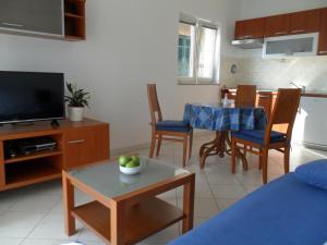 Телевизор и/или развлекательный центр в Apartments & Room Marina View