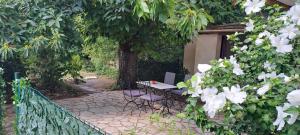 Imagen de la galería de TourTour in the Loire Valley poolside Chalet, en Saint-Avertin