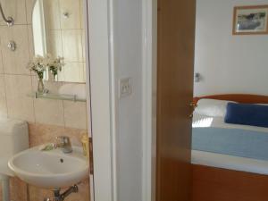 Ванная комната в Apartments & Room Marina View