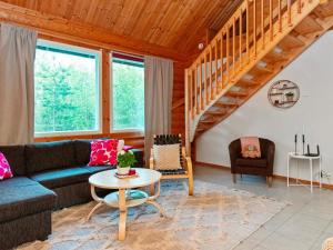 un salon avec un canapé et une table dans l'établissement Holiday Home Karhu by Interhome, à Savonranta