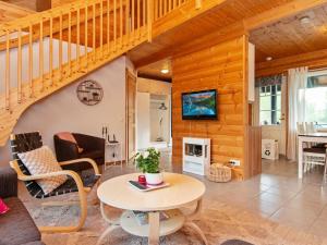 un salon avec une table et un escalier dans l'établissement Holiday Home Karhu by Interhome, à Savonranta