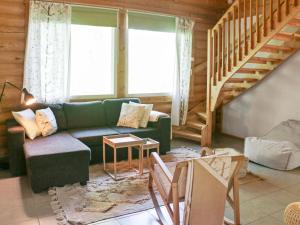 un salon avec un canapé vert et des escaliers dans l'établissement Holiday Home Siili by Interhome, à Savonranta