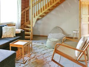 un salon avec un canapé et un escalier dans l'établissement Holiday Home Siili by Interhome, à Savonranta