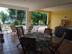 ル・カルベにあるCarbet Horizonのテーブルと椅子のあるダイニングルーム