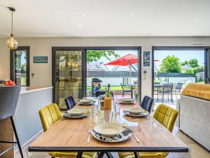 jadalnia z drewnianym stołem i krzesłami w obiekcie Holiday Home Villa du Fort Espagnol by Interhome w mieście Crach