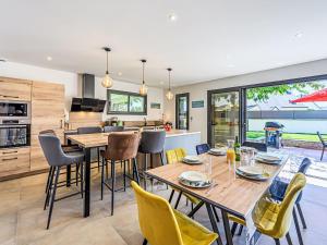 kuchnia i jadalnia ze stołem i krzesłami w obiekcie Holiday Home Villa du Fort Espagnol by Interhome w mieście Crach +14 zdjęć