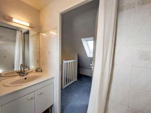 カルナックにあるApartment Les Reflets de Carnac-2 by Interhomeの洗面台とシャワーカーテン付きのバスルーム +13枚の写真