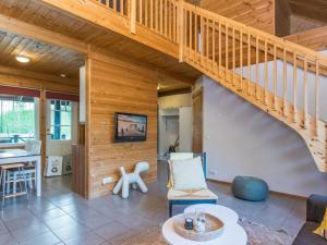 un salon avec un escalier et une table dans l'établissement Holiday Home Ilves by Interhome, à Savonranta